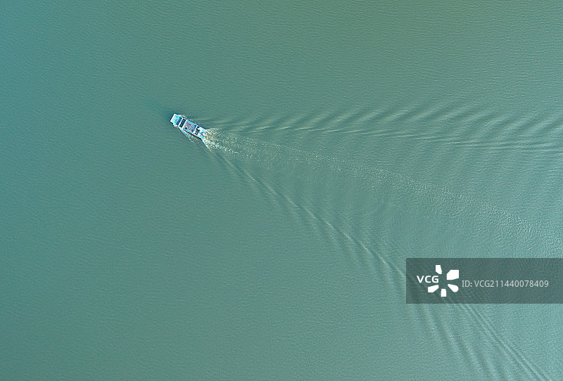 大泉湖水库划破平静水面的小船图片素材