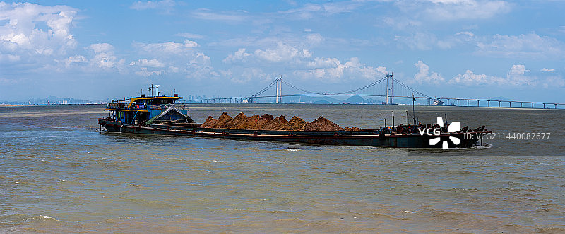 建设中的南沙未来的湾区之心，海上盛会，坚靠深中通道，运泥土的货运船正在来来往往的穿梭中！图片素材