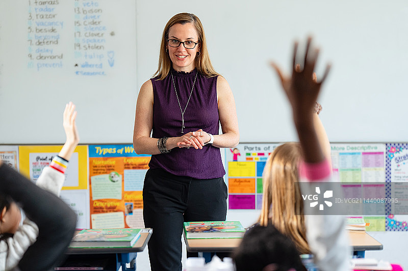 国际学校老师和学生上课图片素材