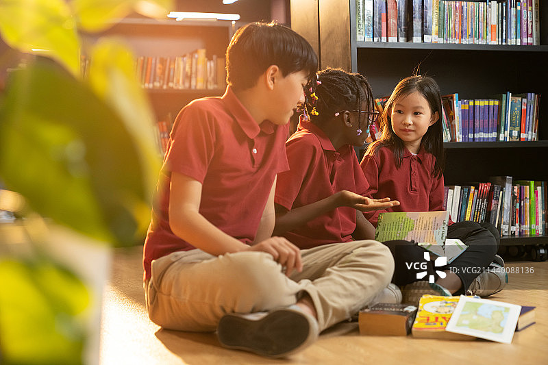 小学生在图书室看书图片素材