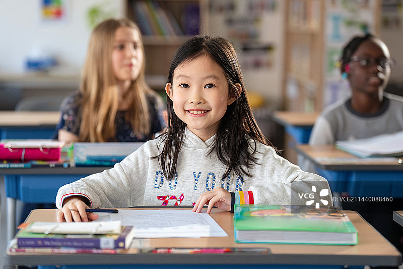国际学校学生在教室里上课图片素材