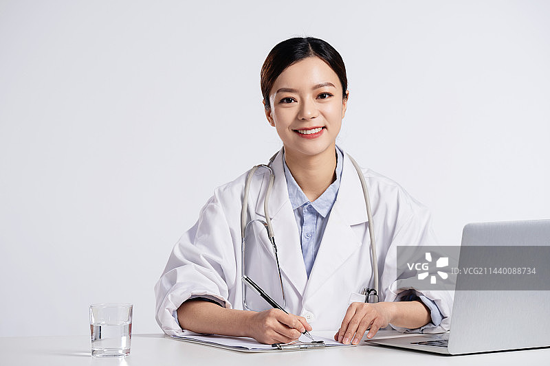 工作中的年轻女医生图片素材