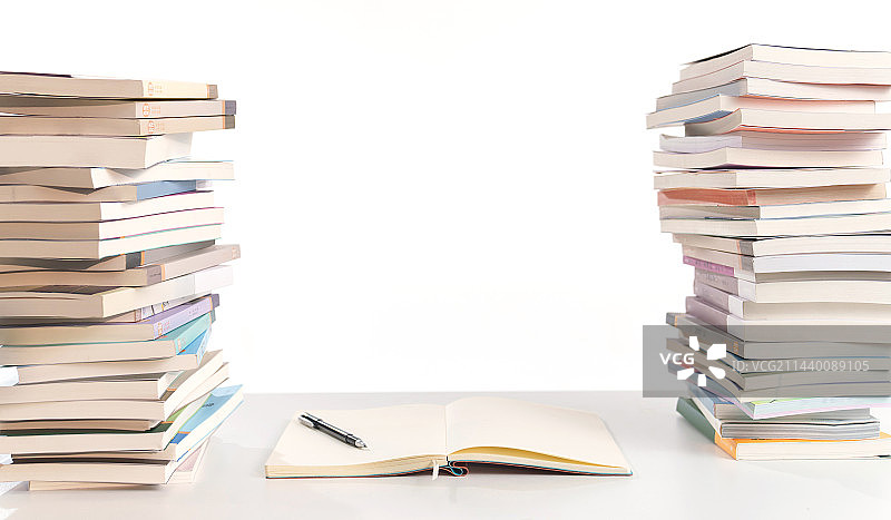 桌面上堆叠的课本图片素材