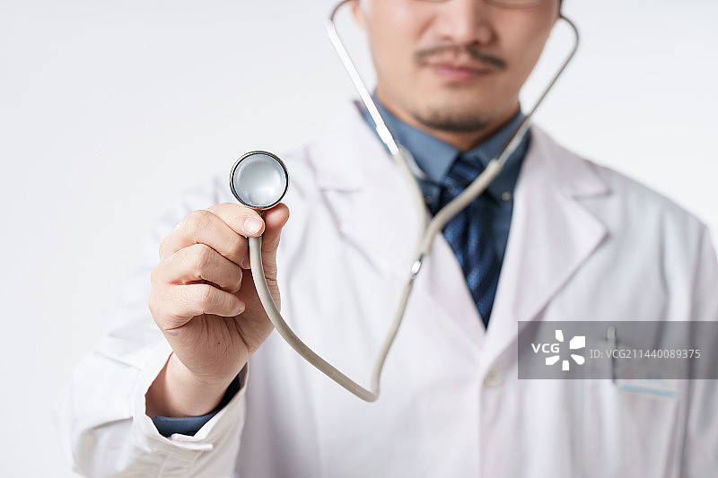 中年男医生拿着听诊器图片素材