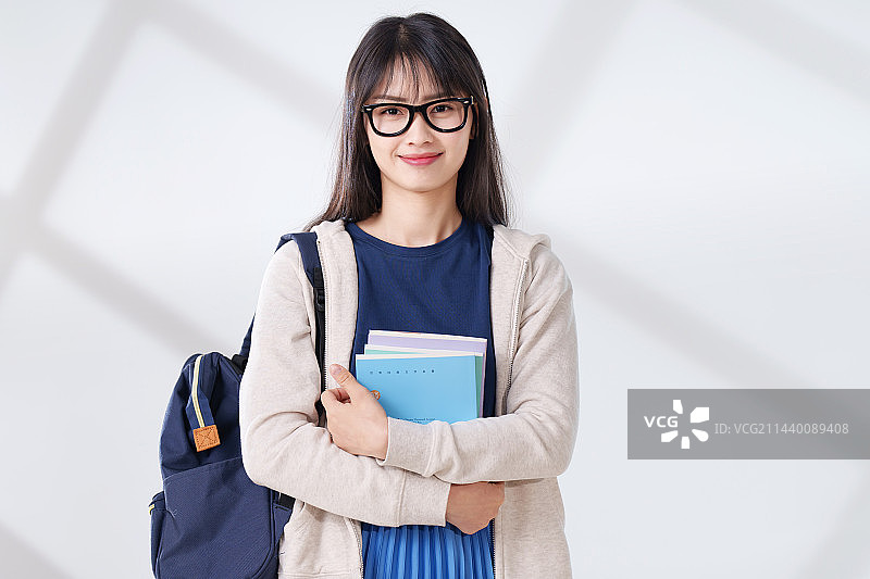 拿着书本的女大学生图片素材