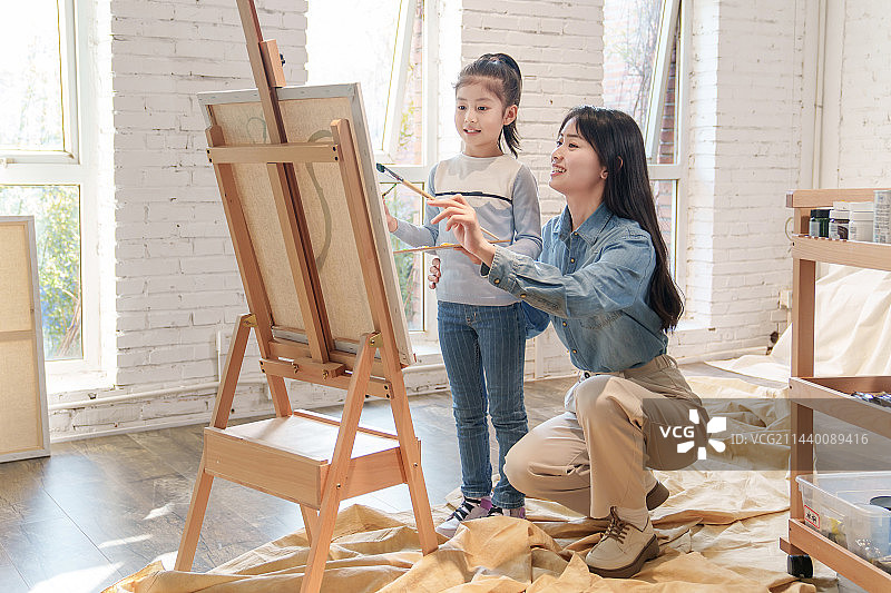 家教老师辅导小学生学习绘画图片素材