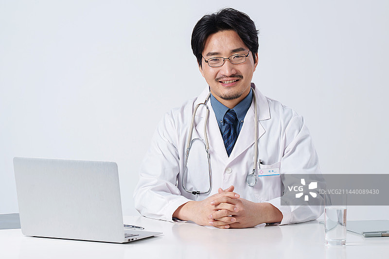 权威的中年男医生图片素材