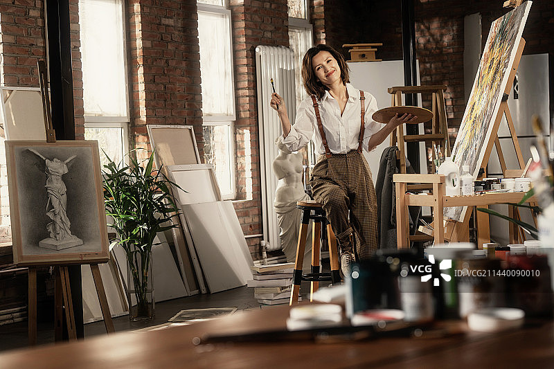 工作室内绘画的青年画家图片素材