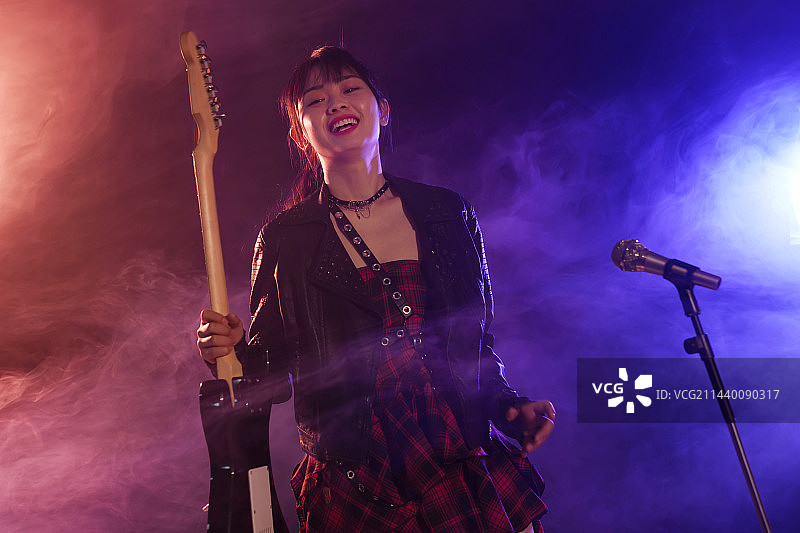 青年女人在酒吧唱歌图片素材