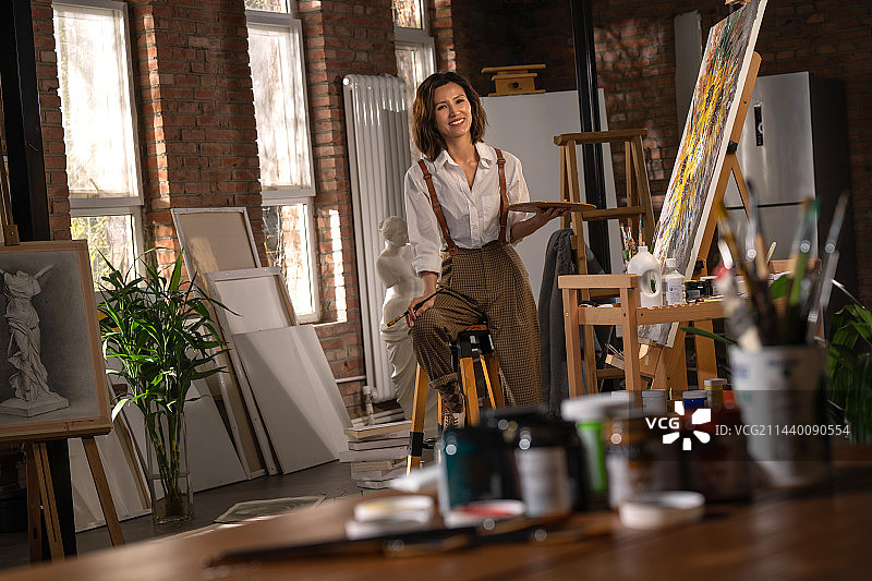 工作室内绘画的青年画家图片素材