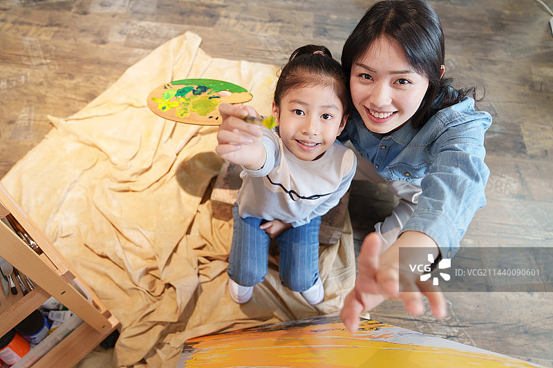 家教老师辅导小学生学习绘画图片素材