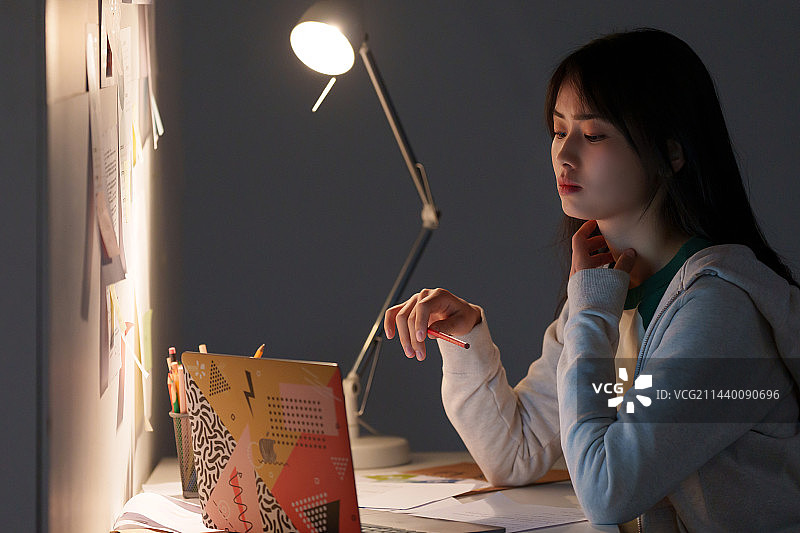 夜晚学习的女大学生图片素材