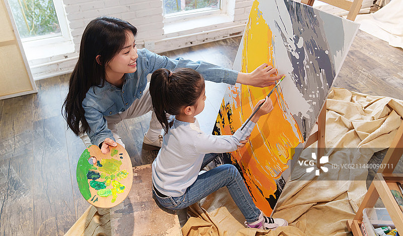 家教老师辅导小学生学习绘画图片素材