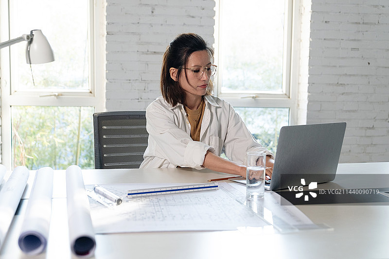 室内工作的青年设计师图片素材