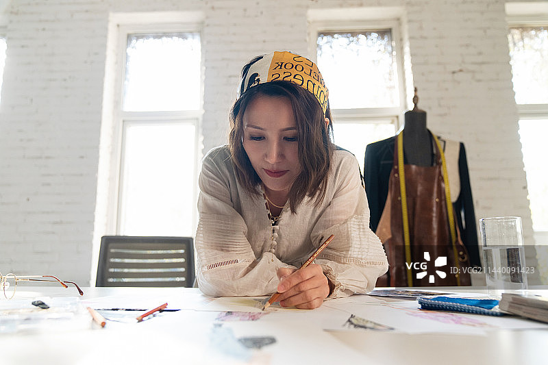 工作室内工作的服装设计师图片素材