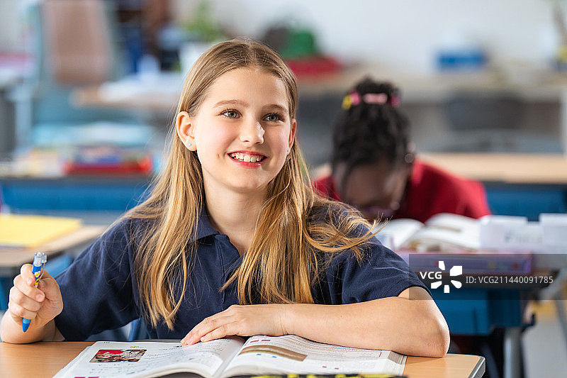 国际学校学生在教室里上课图片素材