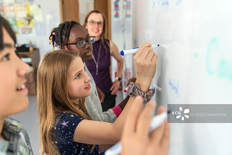 国际学校学生在白板上写字图片素材