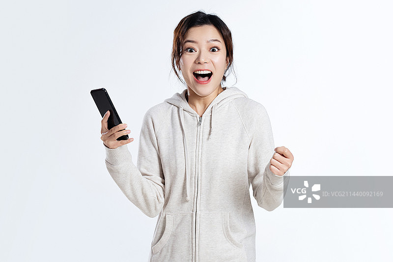 拿着手机的青年女人图片素材