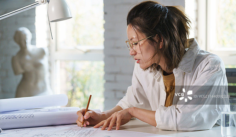 青年女设计师在办公室工作图片素材