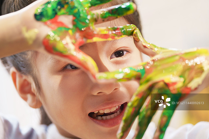 手上涂满颜料的小女孩图片素材