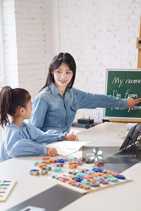 家教老师辅导小学生学习图片素材