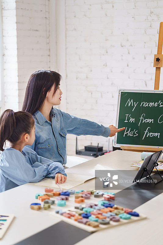 家教老师辅导小学生学习图片素材