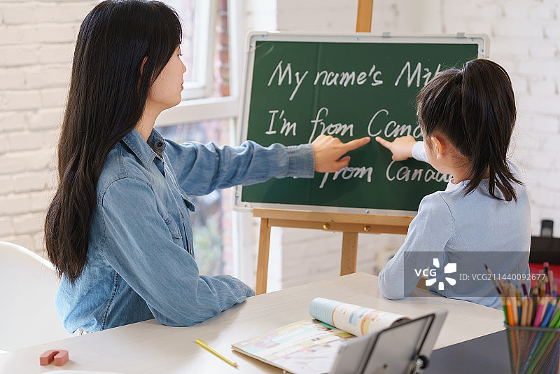 家教老师辅导小学生学习图片素材