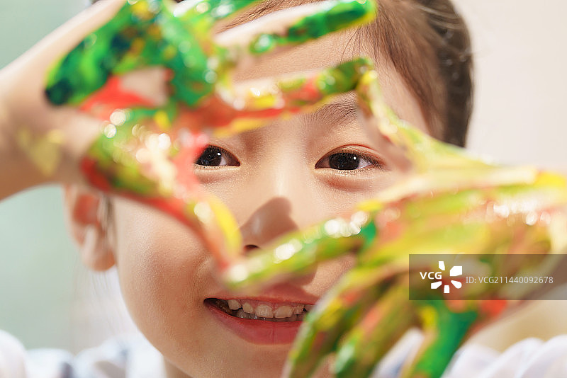 手上涂满颜料的小女孩图片素材