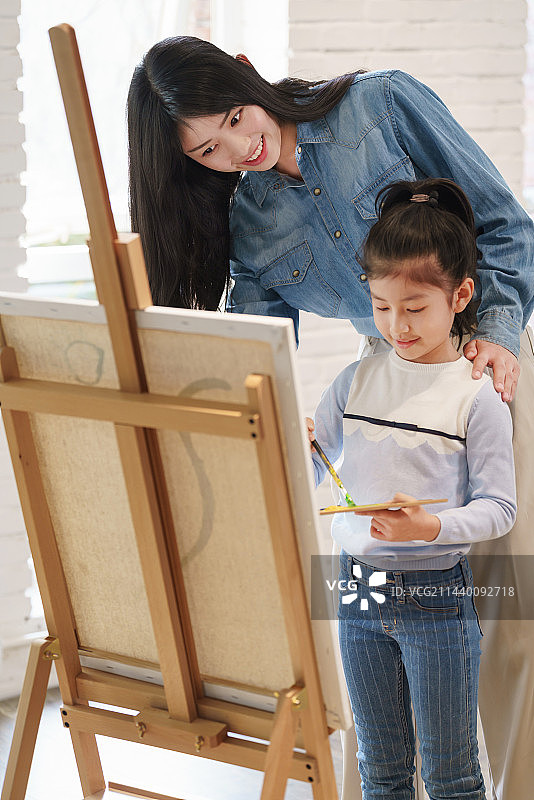 家教老师辅导小学生学习绘画图片素材