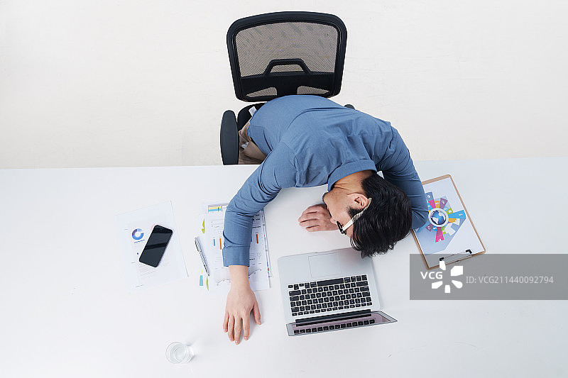 工作中疲劳的商务男青年图片素材
