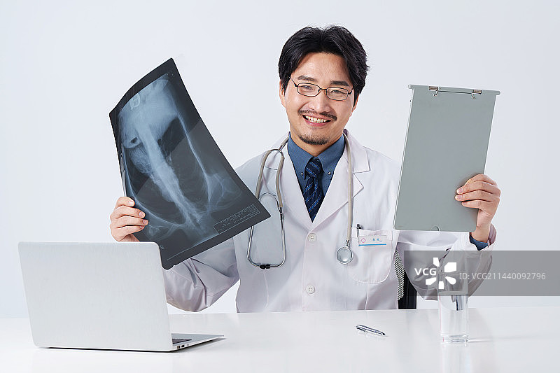 自信的中年男医生图片素材