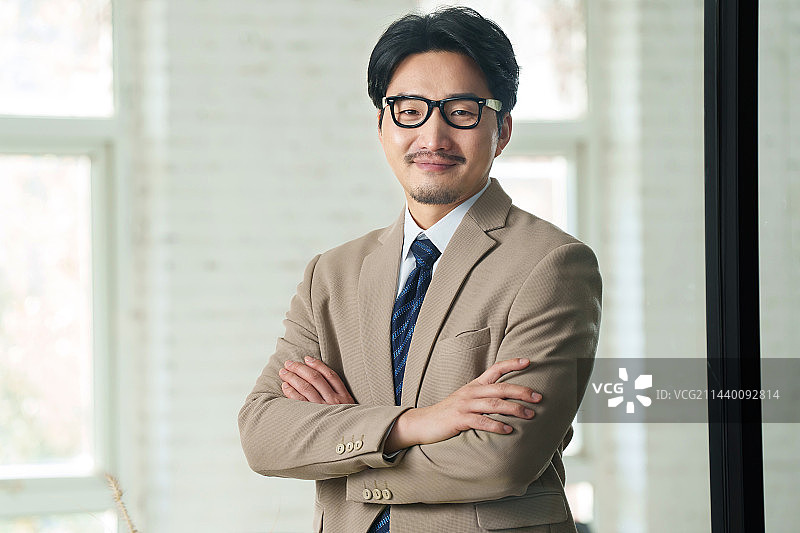 中年商务男士在办公室图片素材