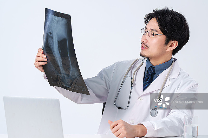 工作中的中年男医生图片素材