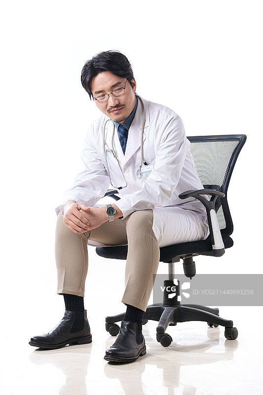 自信随和的中年男医生图片素材