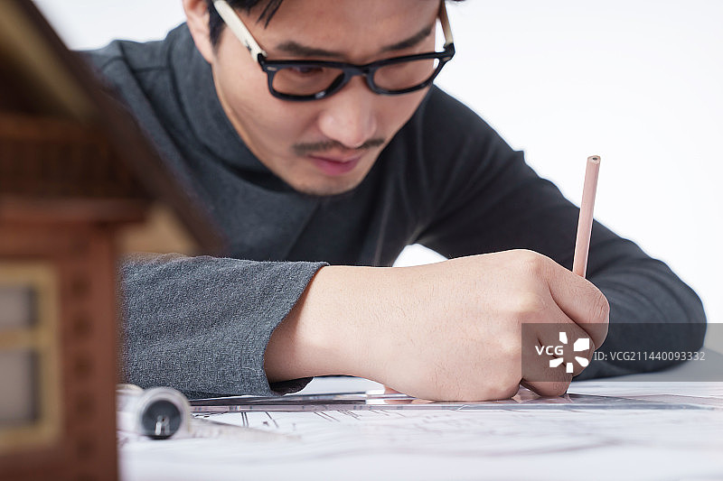 画图纸的建筑设计师特写图片素材