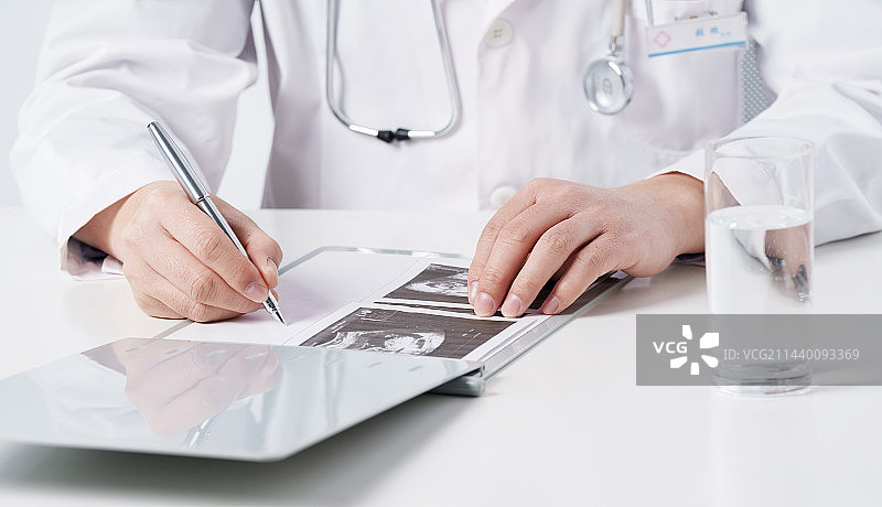 工作中的中年男医生局部特写图片素材