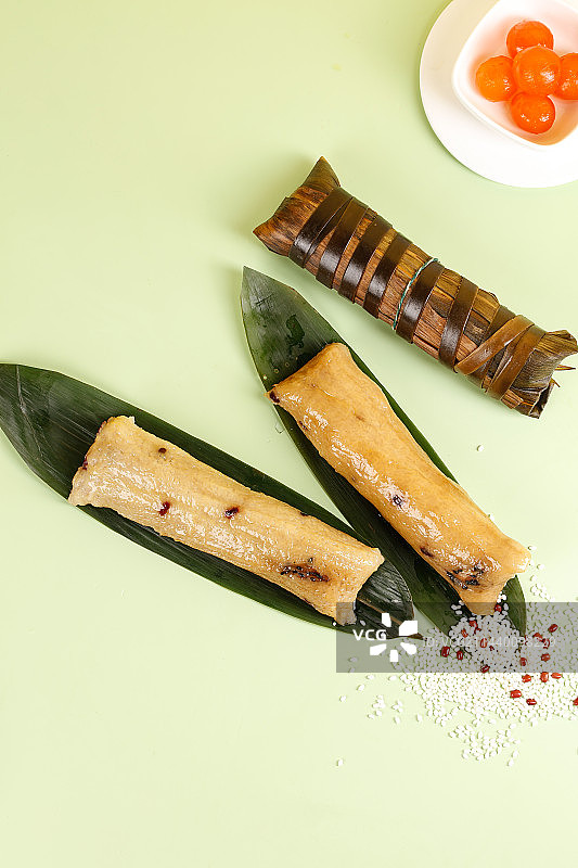 浅底上的灰水粽图片素材