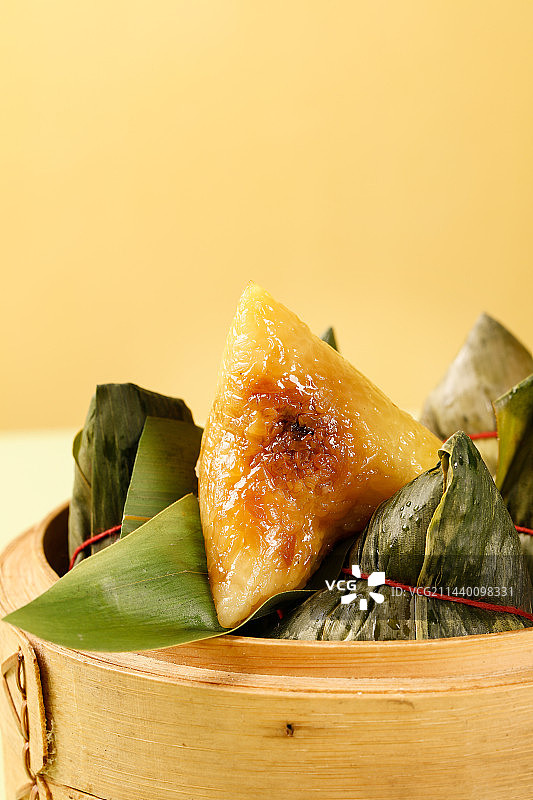 浅底上的糯米粽子图片素材