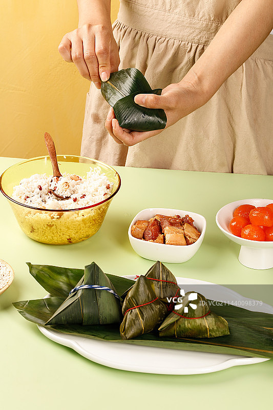 浅底上的糯米粽子图片素材