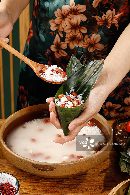 深底上的粽子制作图片素材