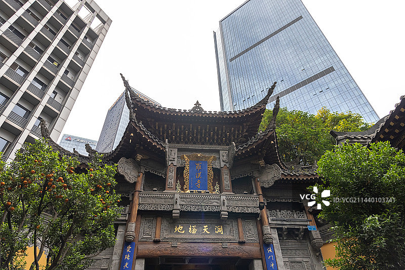 重庆罗汉寺大门入口与现代建筑图片素材
