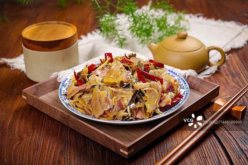 特色傣味小炒菜肴芭蕉花炒腊肉图片素材