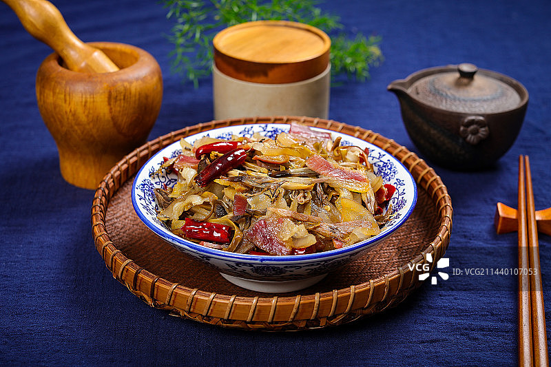 香辣美味特色傣味菜芭蕉花炒腊肉图片素材