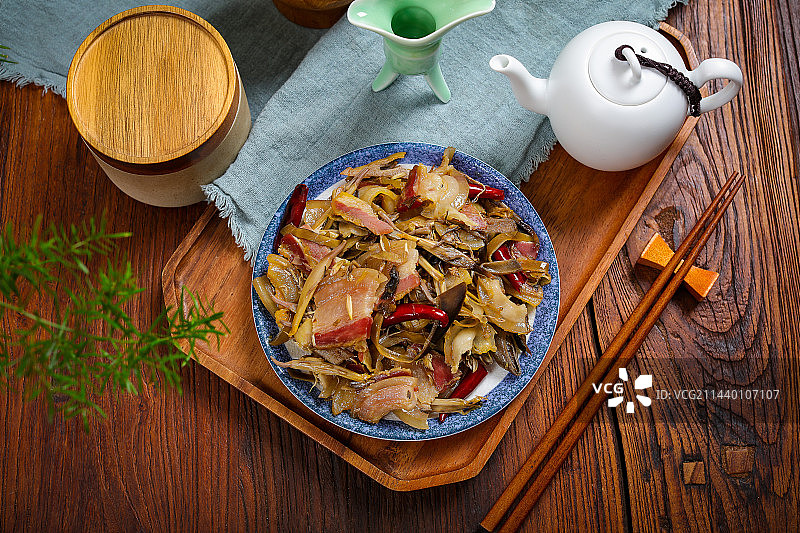 特色滇菜美食菜肴腊肉炒芭蕉花图片素材
