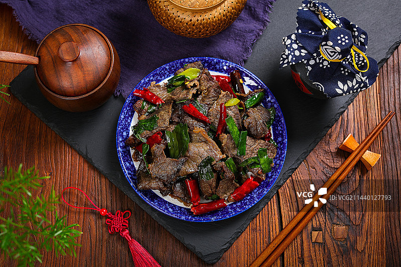 家常小炒特色菜干辣椒蒜苗炒腊牛肉干巴图片素材