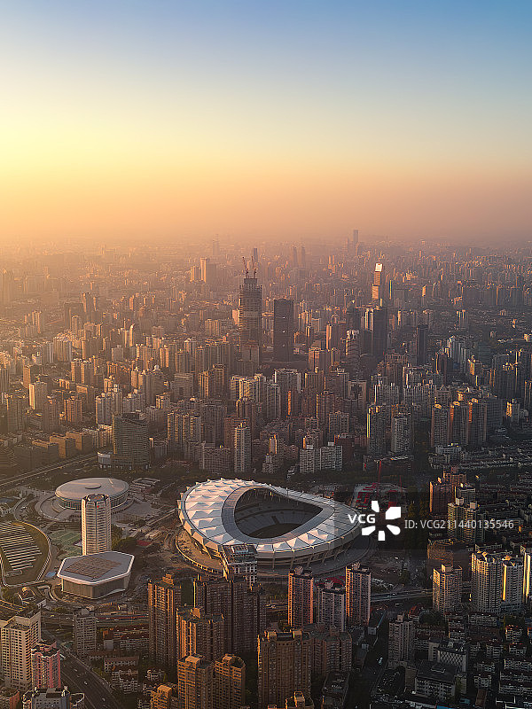 夕阳余晖中的上海体育场图片素材