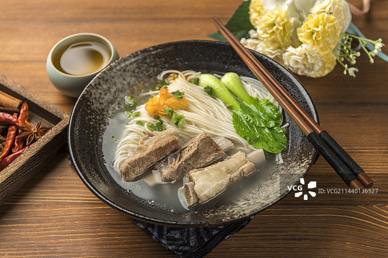 一碗排骨面摆放在桌面上特写图片素材