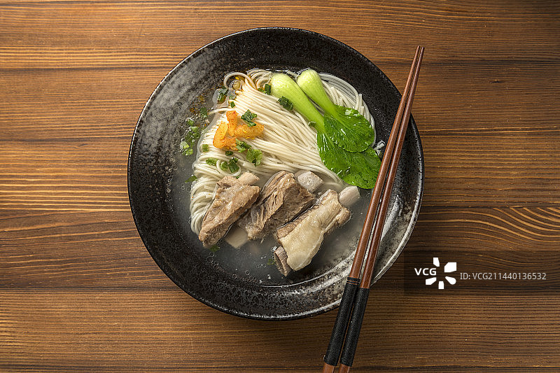 一碗排骨面摆放在桌面上特写图片素材