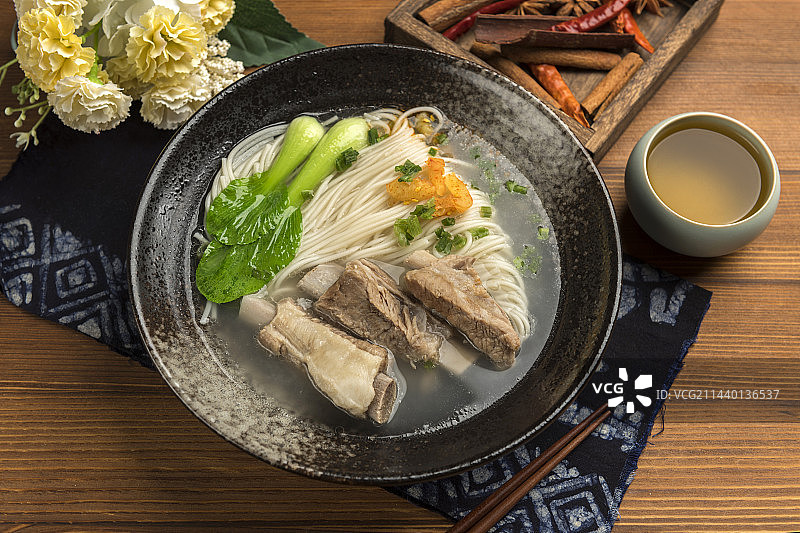 一碗排骨面摆放在桌面上特写图片素材