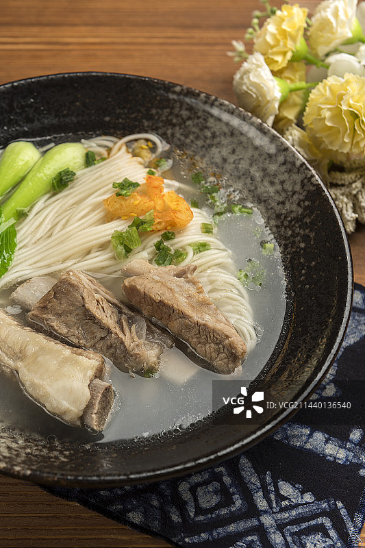 一碗排骨面摆放在桌面上特写图片素材
